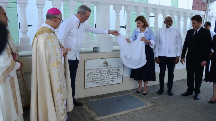 luis-abinader-y-raquel-pena-develizan-tarja-conmemorativa-del-cementerio-colonial-de-santiago