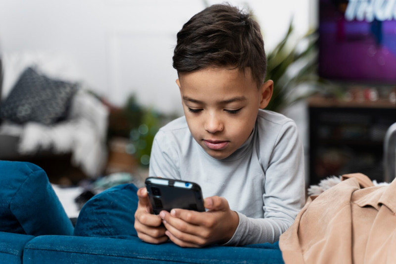 adultos-no-deberian-darle-un-celular-a-ninos-menores-de-11-anos,-advierte-un-operador-de-telefonia