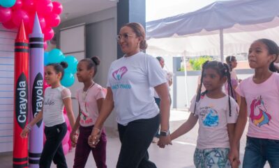 pastora-y-artista-cristiana-nancy-amancio-entrega-utiles-escolares-a-cientos-de-ninos-en-sde