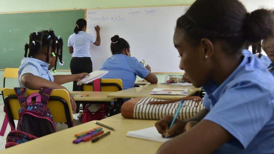 estudiantes-de-rd-mejoran-en-matematicas-y-en-escritura,-segun-programa-con-base