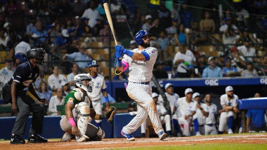 de-la-cruz-y-lawlar-jonronean-en-blanqueada-del-licey