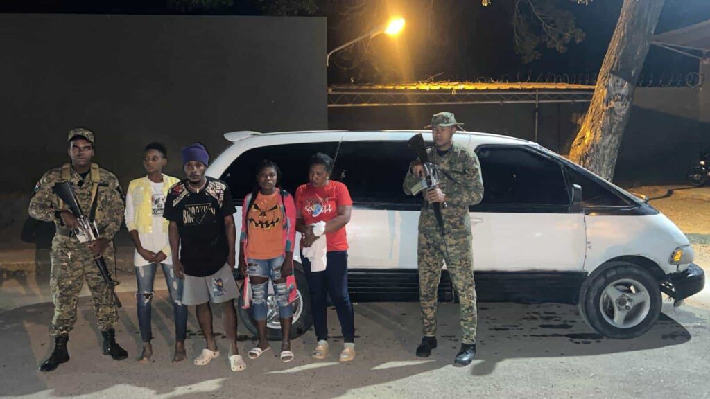 cuatro-detenidos,-incluido-un-teniente-retirado-de-la-policia-nacional,-por-trafico-de-migrantes