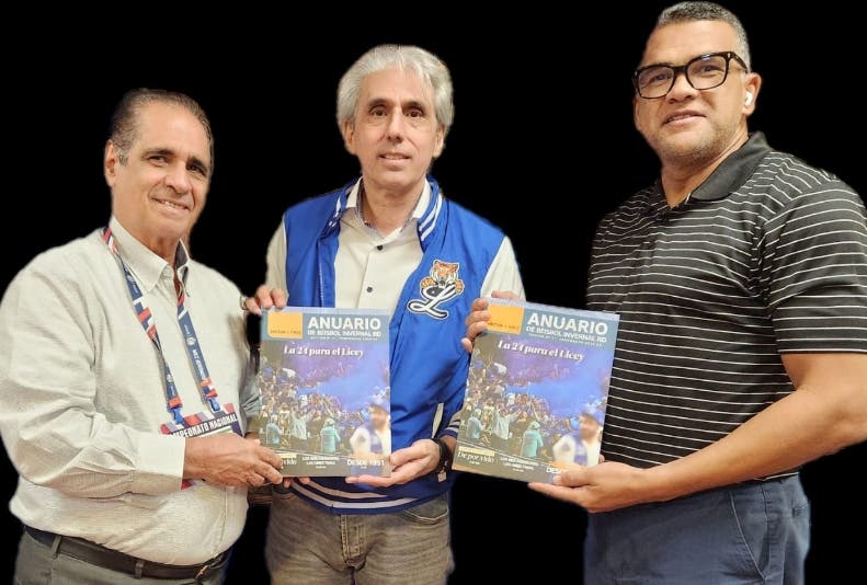 hector-j.-cruz-pone-a-circular-anuario-beisbol