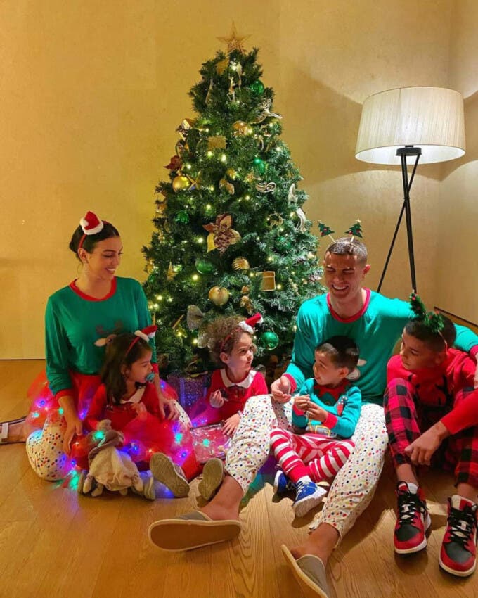 cristiano-pasa-la-navidad-con-familia-en-laponia,-conoce-a-papa-noel-y-se-bana-a-bajo-cero