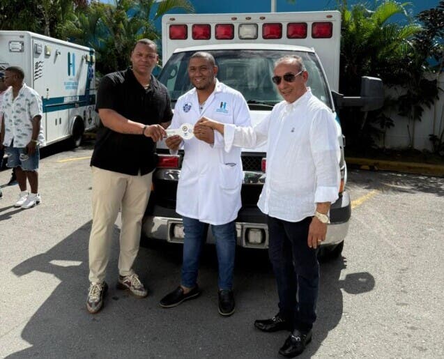 rafael-devers-dona-ambulancias-a-hospitales-de-rd